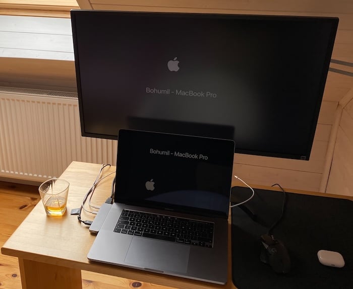 Monitor nad notebookem