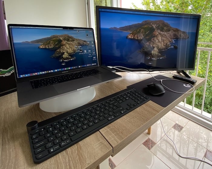 Pracovní setup na cestách s notebookem připojeným k TV
