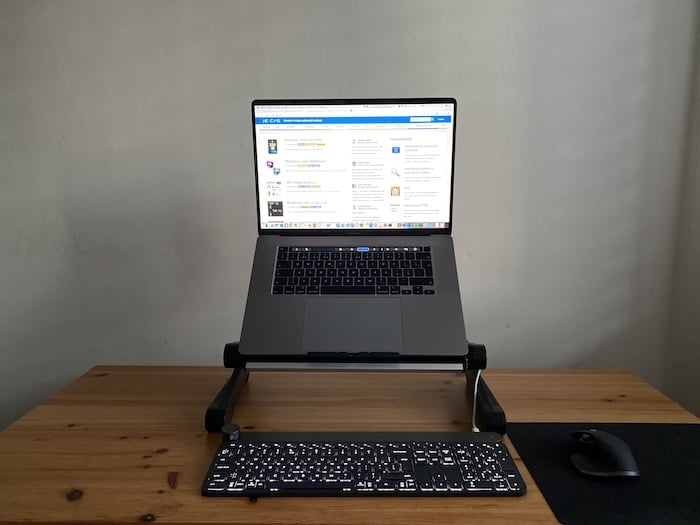 Notebook na stojánku s externí klávesnicí a myší